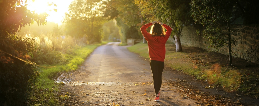 promeneuse sur un chemin de campagne